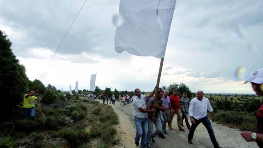 Los pendones en su recorrido desde Fariza hasta la ermita entre la arboleda.