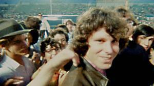 Jim Morrison, rodeado de fans, en una imagen del documental sobre la banda When Youre Strange.