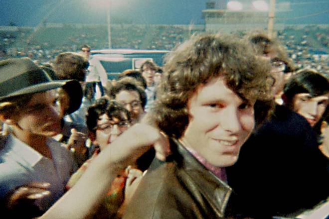 Jim Morrison, rodeado de fans, en una imagen del documental sobre la banda When Youre Strange.