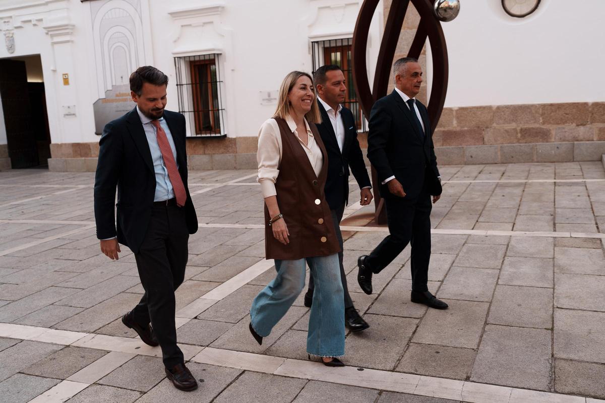 Vivendes per «arrelament», veto a la cooperació i 500 milions més per a sanitat: totes les mesures pactades pel PP i Vox a Extremadura.