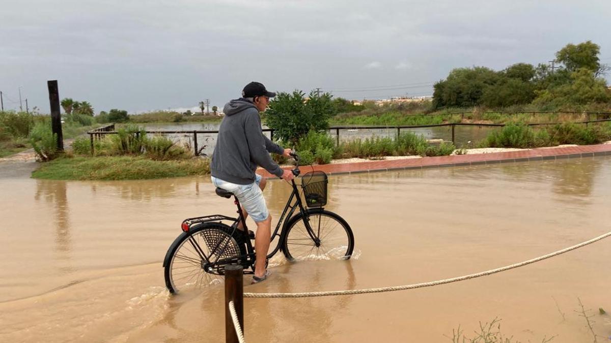 Travesía de la calle Golondrinas y Efrén Gutiérrez anegada por el agua a principios de esta semana en Torrevieja