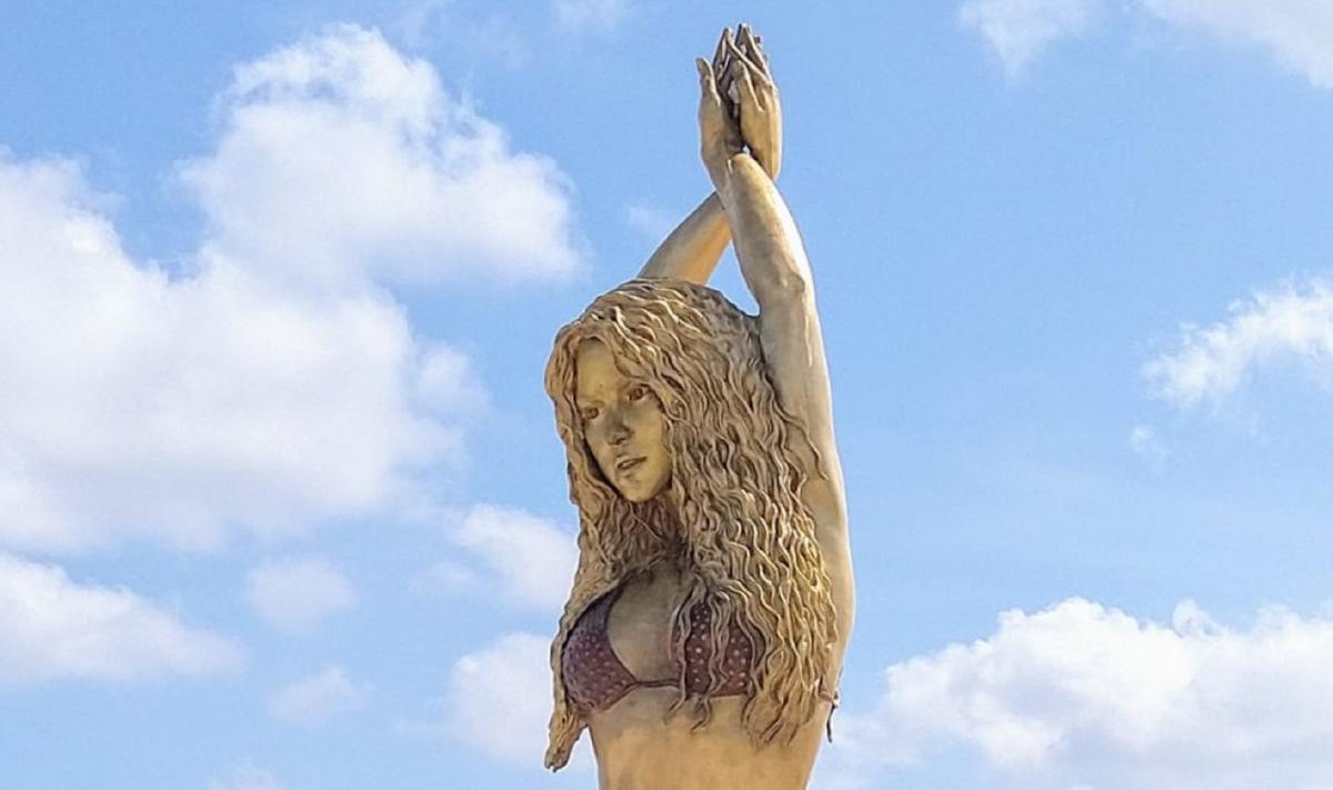 El rostro de la estatua de bronce de Shakira, en Colombia