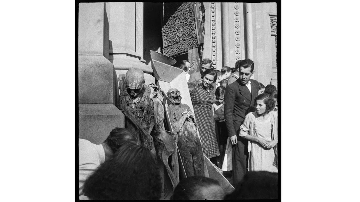 Exhibición de las momias de las monjas del convento de las Salesas, en el paseo de Sant Joan de Barcelona, en julio de 1936.