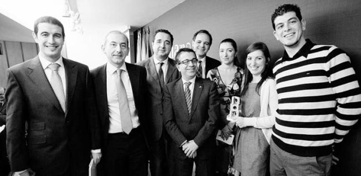 Por la derecha, los premiados Fernando Bedoya (La Dársena de Fernando) y Elsa Gago (Quantobit), junto a las autoridades, ayer, en la Cámara de Comercio.