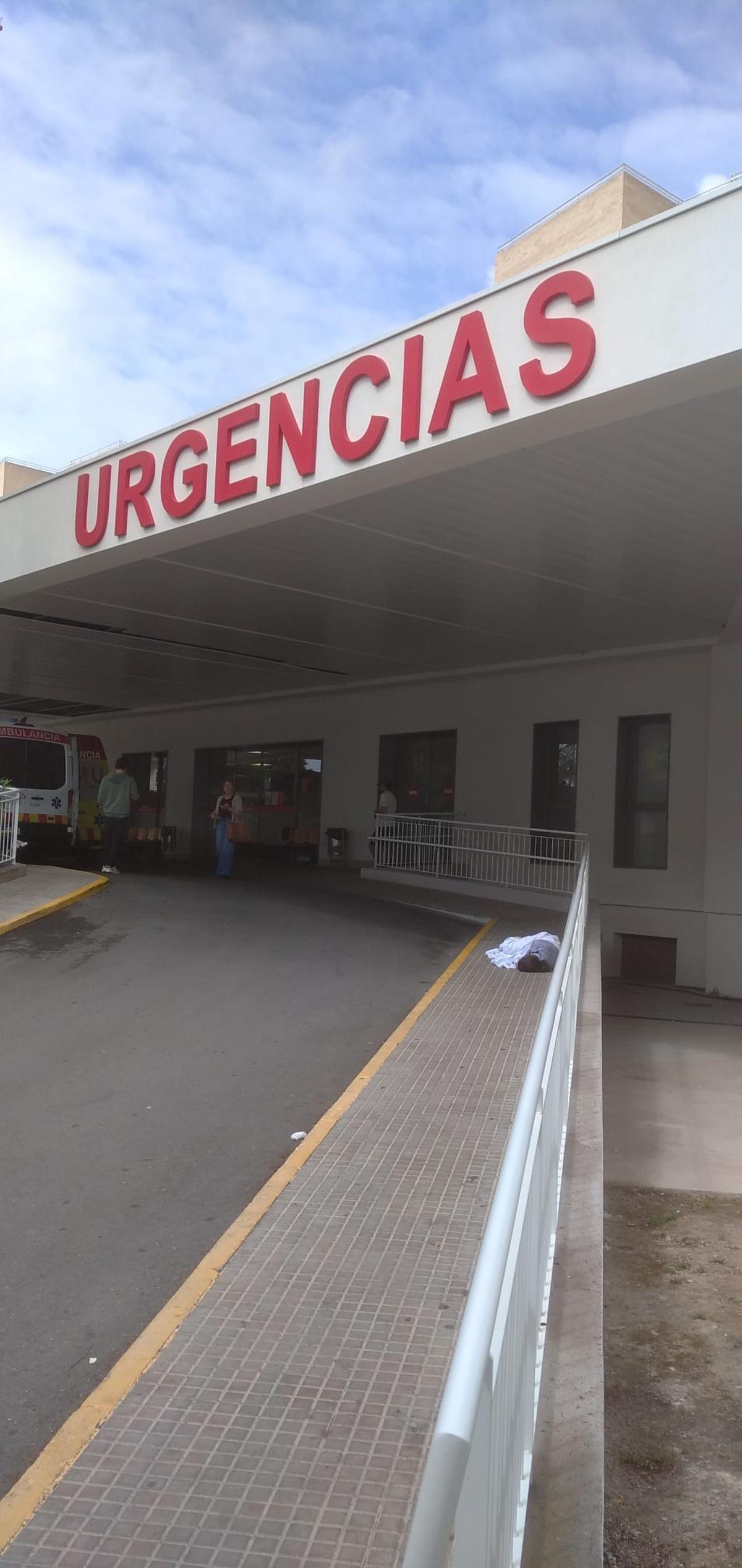 La joven afectada por el brote psicótico en el suelo a pocos metros de Urgencias del Hospital de Sant Joan