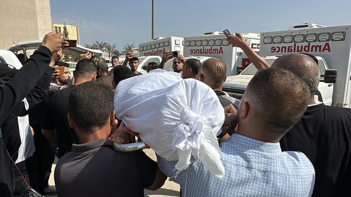 Palestins transporten a un ser estimat després de morir a mans de l'Exèrcit israelià mentre acudien a un centre de repartiment d'ajuda al sud de la Franja de Gaza