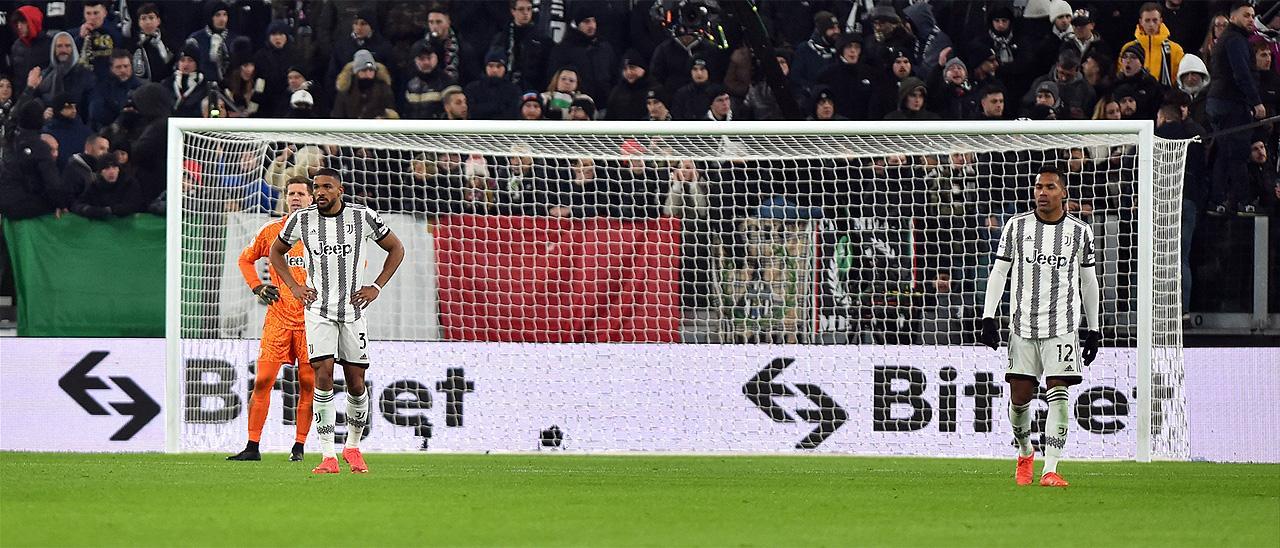 Alex Sandro, Bremer y Szczesny, en el Juventus-Atalanta del pasado domingo.