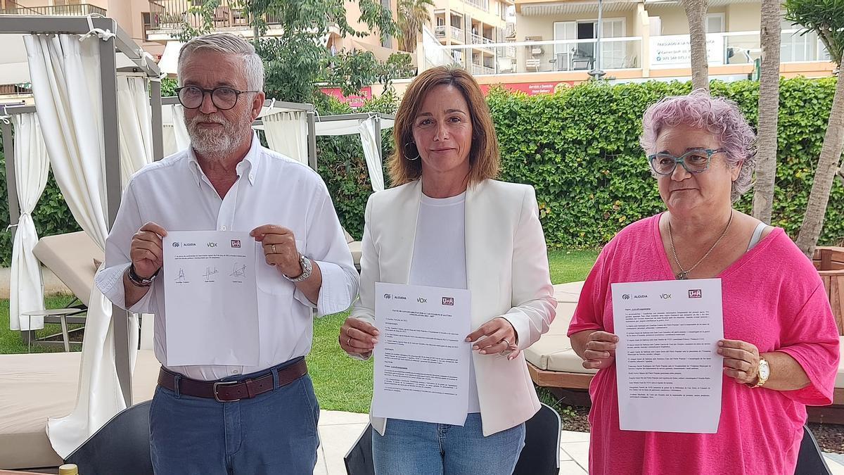 Juan Sendín (Vox), Fina Linares (PP) y Carme Garcia (UxA) muestran el pacto de gobernabilidad, este viernes en el Port d'Alcúdia.