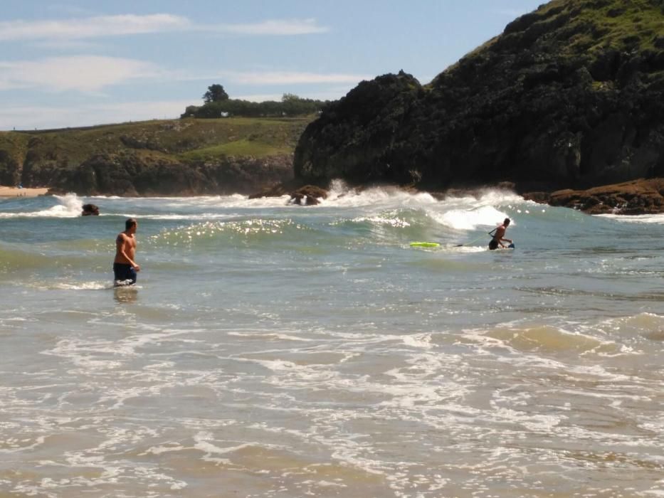 Rescate en la cala de Sorraos en Llanes