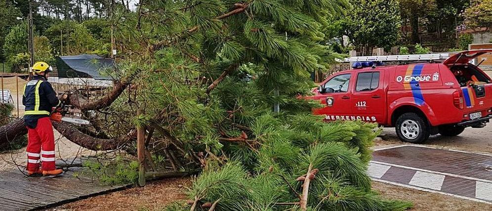 Emergencias O Grove actuando tras un temporal.