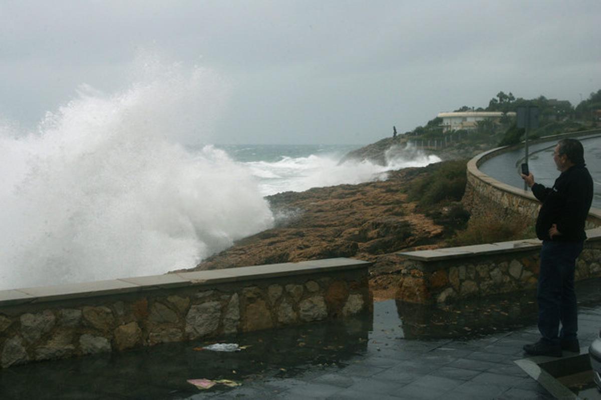 El passeig marítim Rafael Casanova de Tarragona, durant el temporal de llevant que afecta Catalunya.