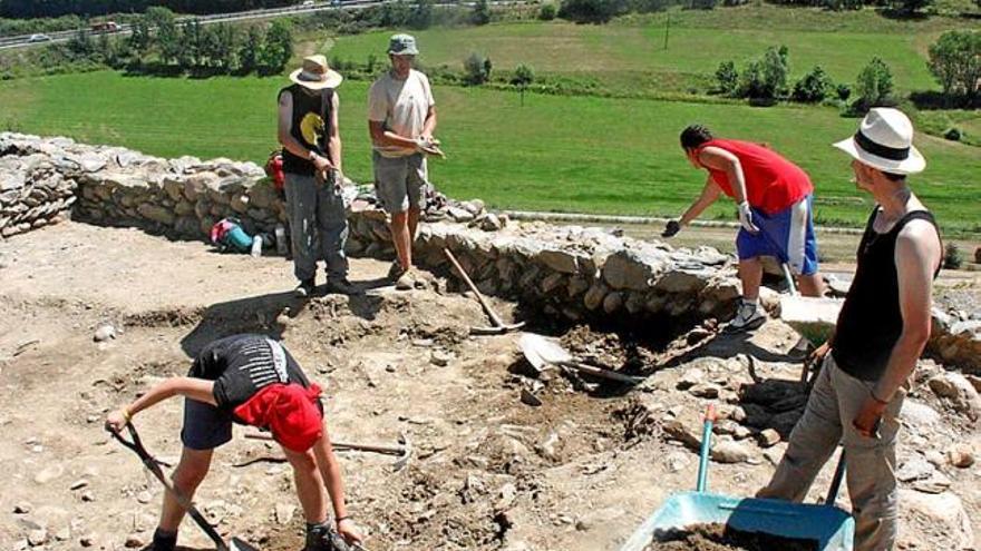 Estudiants i arqueòlegs durant la campanya d&#039;aquest estiu a Bolvir