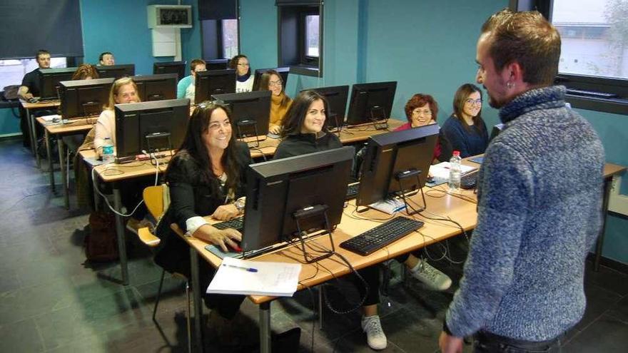 Alumnos en uno de los cursos de formación que se imparten en Redondela en el plan de empleo. // FdV