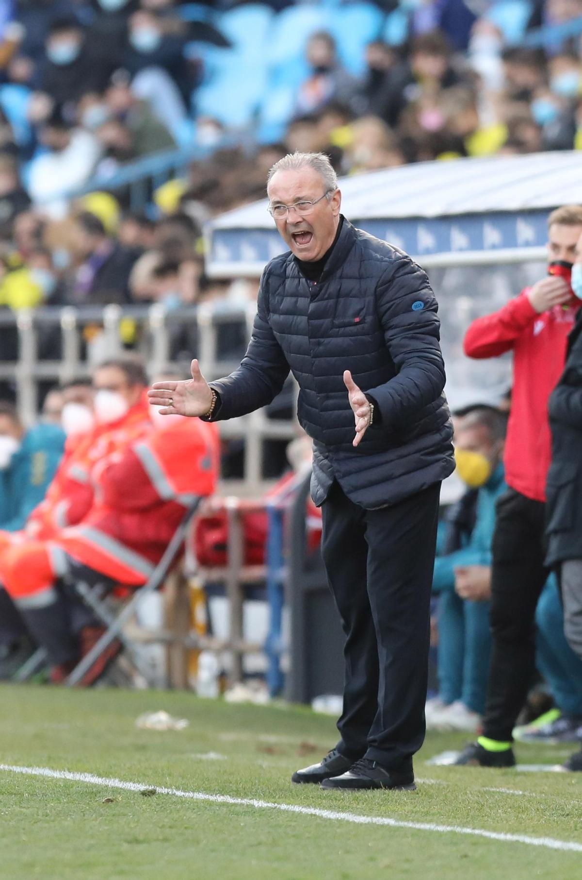 JIM da instrucciones en un encuentro.