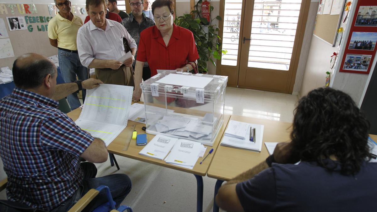 Votantes acuden a un colegio electoral de Málaga, en una imagen de archivo.