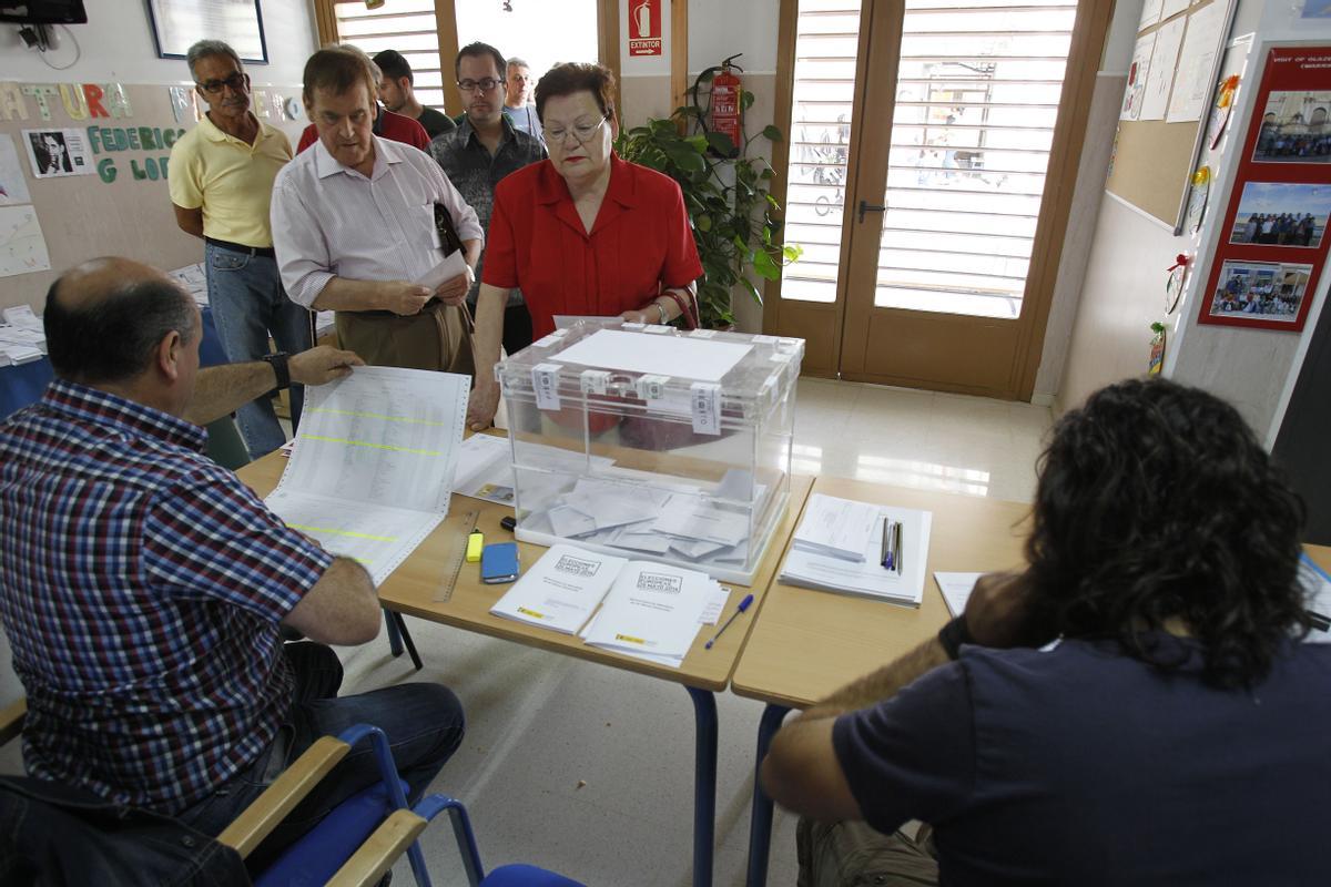 Votantes acuden a un colegio electoral de Málaga.