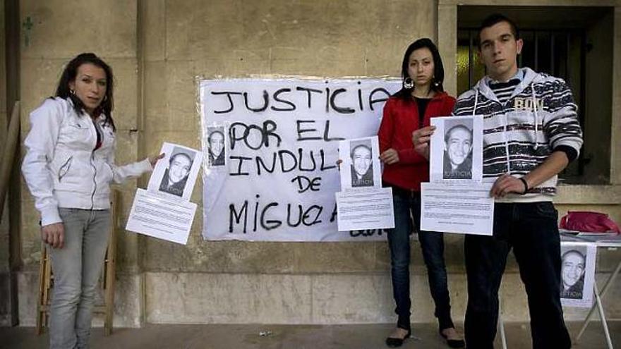 Los familiares ayer frente a la Audiencia.