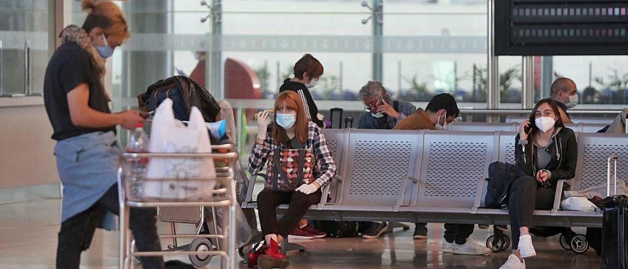 Turistas en el aeropuerto de Manises durante la pandemia.