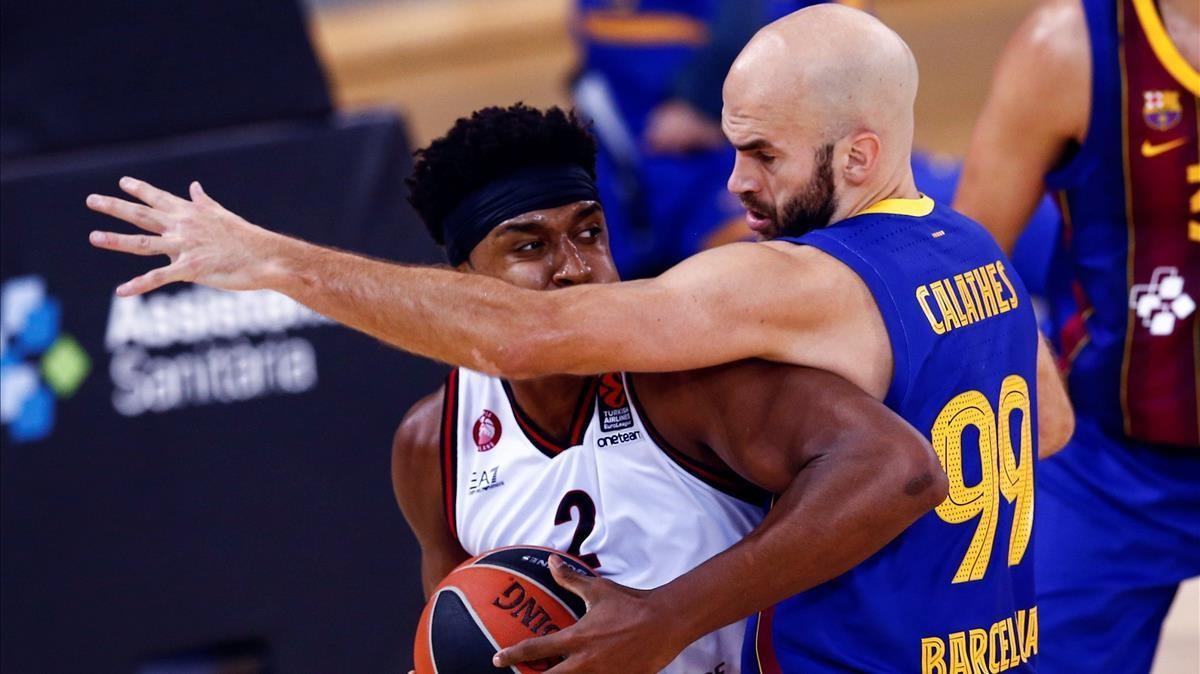 GRAF3892  BARCELONA  11 12 2020 - El alero del Olimpia Milano  Zach LeDay (i)  intenta superar la defensa de su compatriota  el base del FC Barcelona  Nick Clathes  durante el encuentro de Euroliga que disputan esta noche en el Palau Blaugrana  en Barcelona  EFE   Enric Fontcuberta