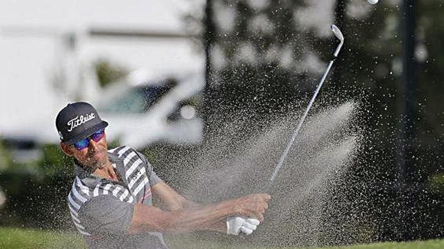 Rafa Cabrera Bello golpea en el búnker en la segunda ronda del Arnold Palmer Invitational.