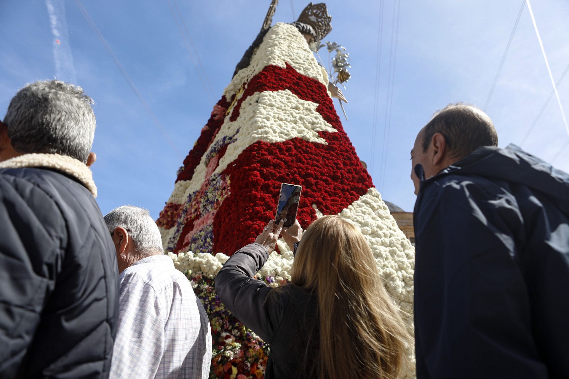 La 'otra ofrenda' a la Virgen llena la plaza tras la cremà