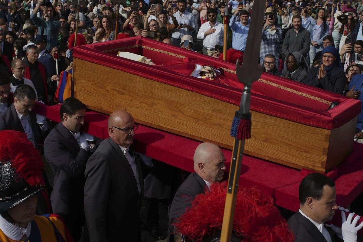 El trasllat del fèretre del papa Francesc a la basílica de Sant Pere, en imatges