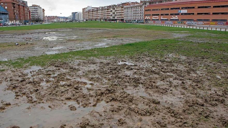 Un parque sin hierba y lleno de barro