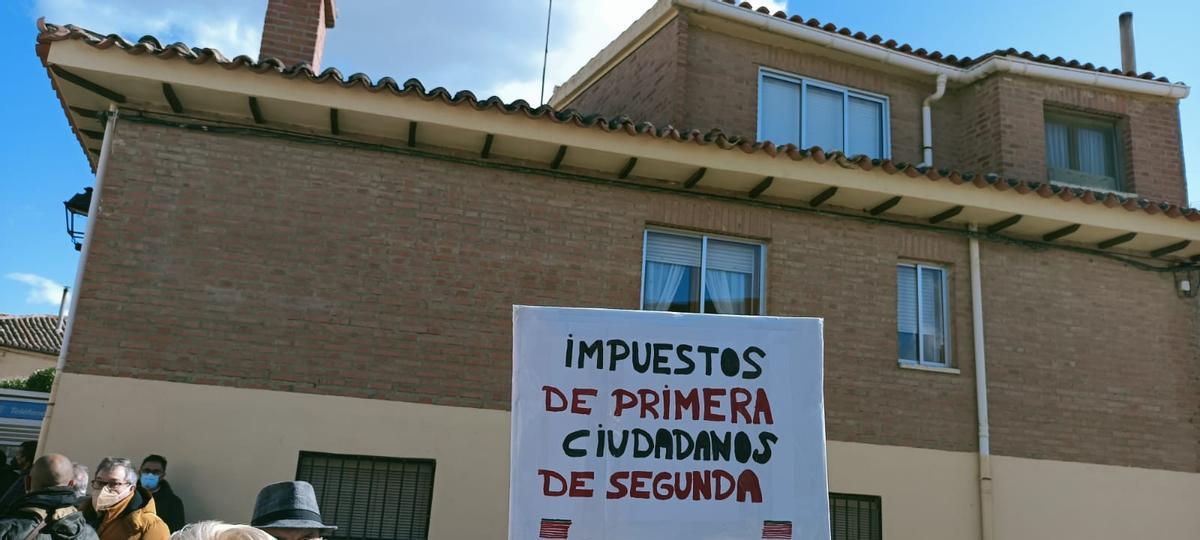 "Impuestos de primera, ciudadanos de segunda", lema en una pancarta con las banderas de Zamora en la manifestación por la sanidad rural en Vezdemarbán.