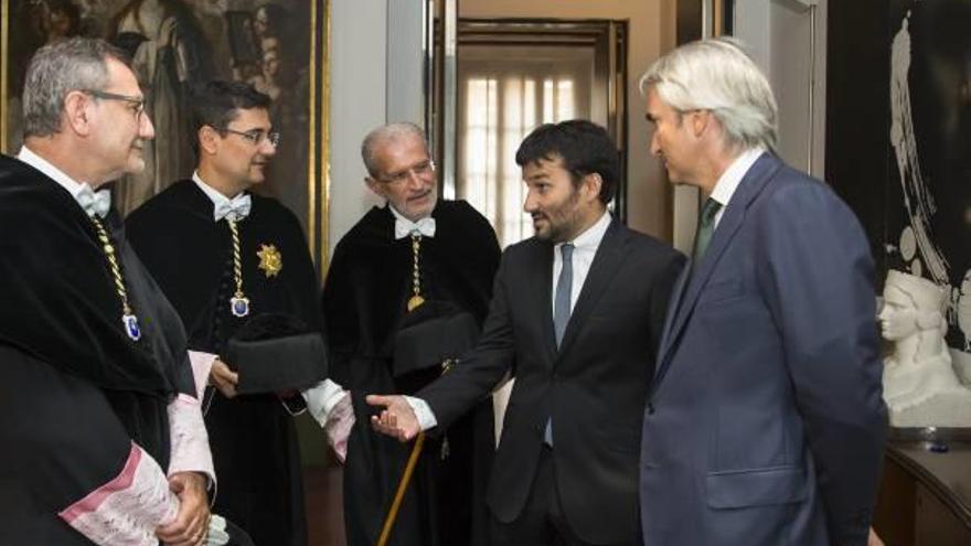 Climent, a la izquierda, junto a Marzà en el acto de apertura de curso de la Universidad de Valencia.