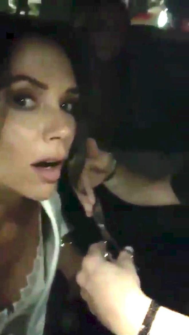 Victoria Beckham cortándose el pelo en un coche