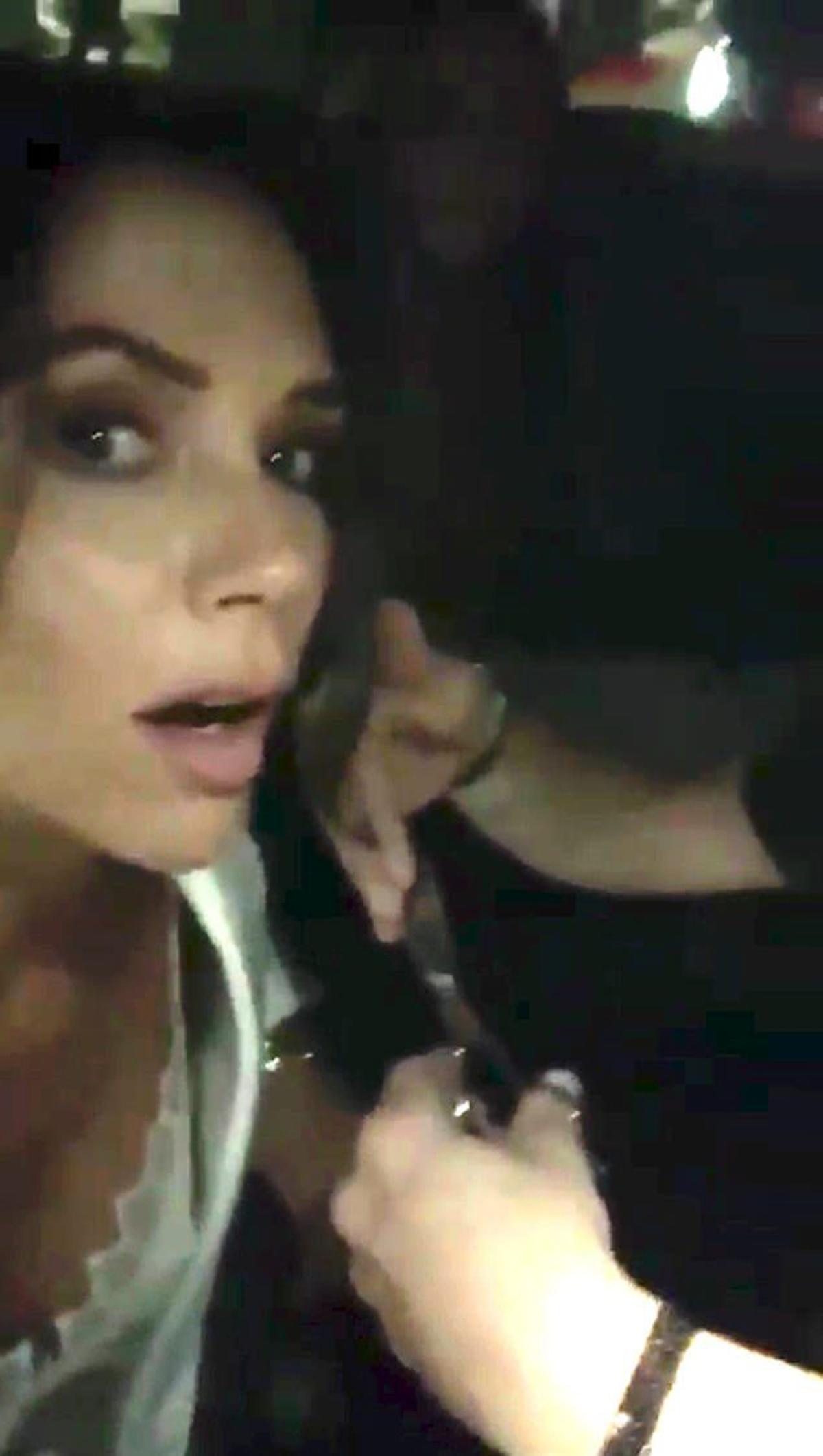 Victoria Beckham cortándose el pelo en un coche