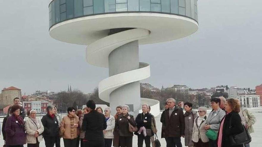 Una visita al Niemeyer cierra los actos del Día de la Mujer en Piloña