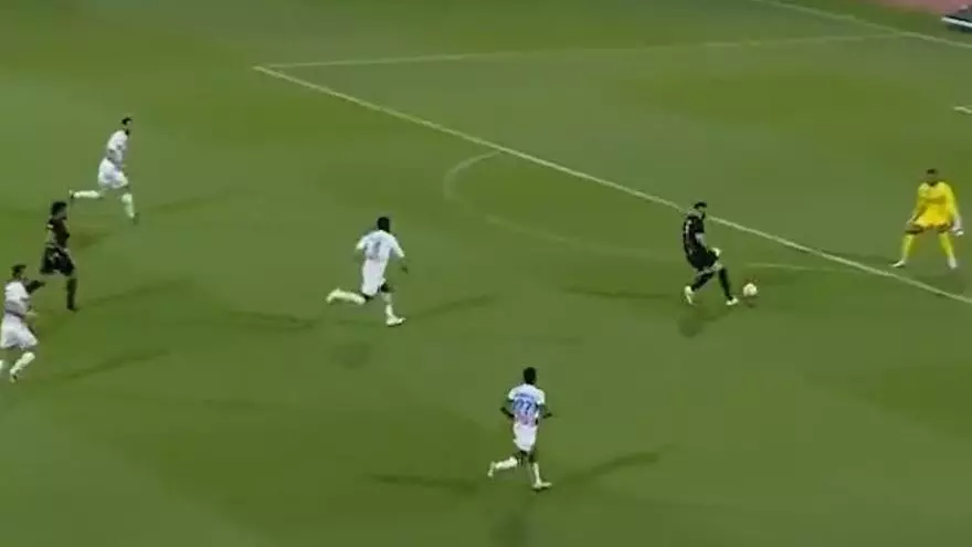 Benzema se queda solo frente al portero y hace esto...¡Vale la pena verlo!