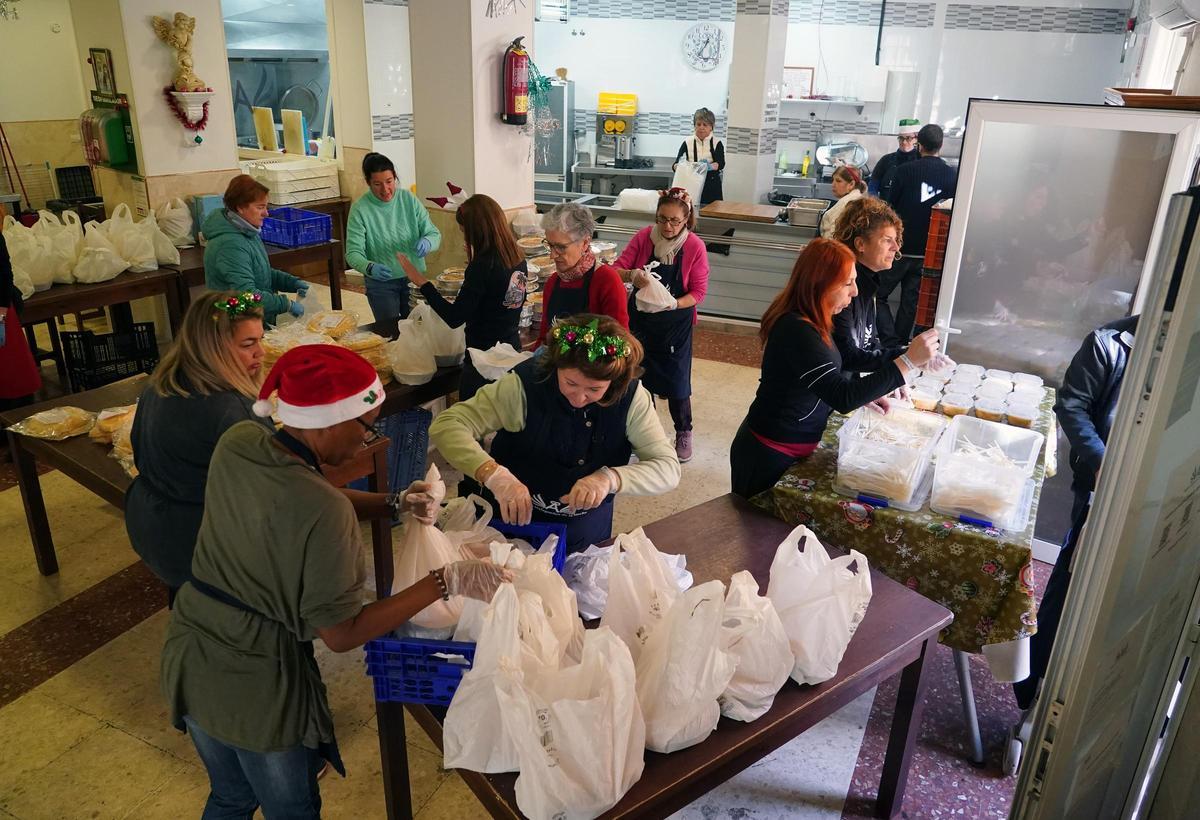 Los Ángeles Malagueños de la Noche reparten sus menús de Nochebuena