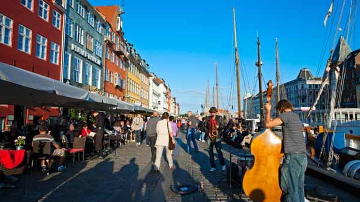 Las animadas terrazas del canal Nyhavn