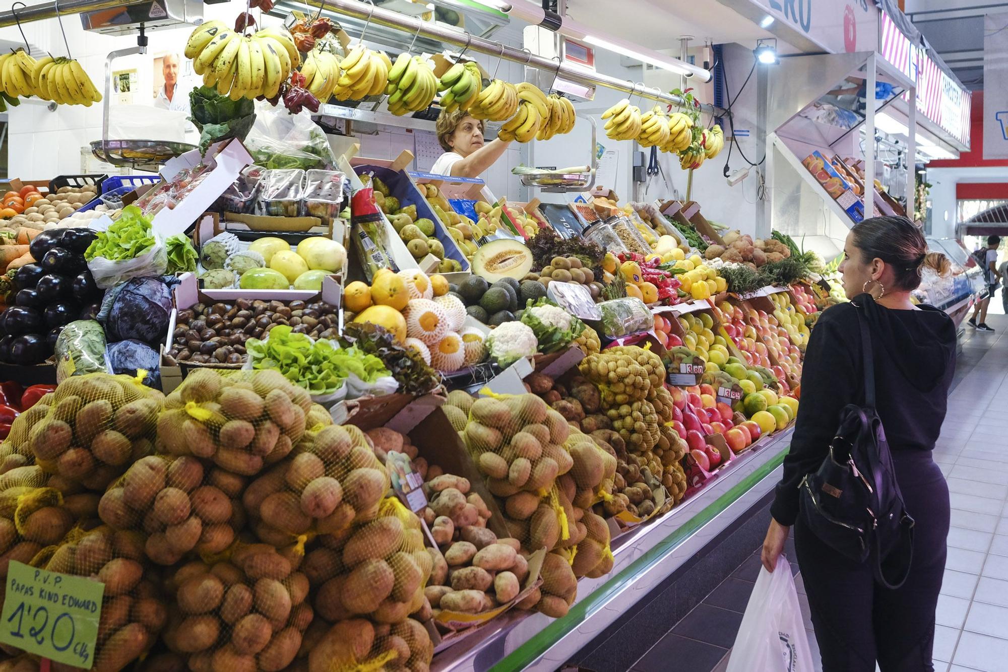 Una mujer compra frutas y verduras en la capital grancanaria.