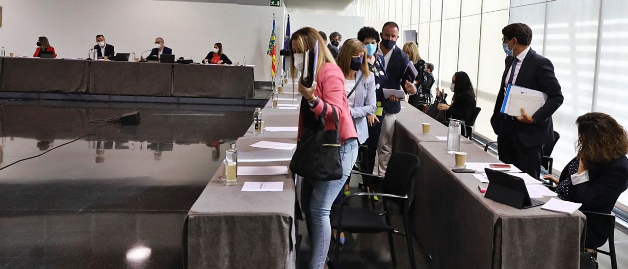 Instante en que los nueve concejales del PP, con Pablo Ruz a la cabeza, se levantan del pleno ordinario celebrado este lunes en el Centro de Congresos de Elche. ANTONIO AMORÓS