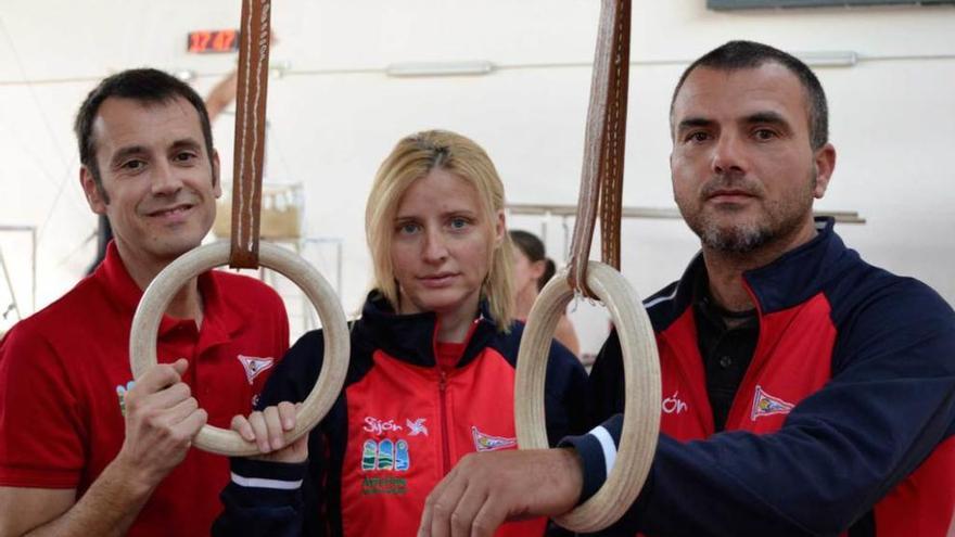 Pablo Carriles, Montse Sirera y Javier Díaz en el gimnasio del Grupo Covadonga.