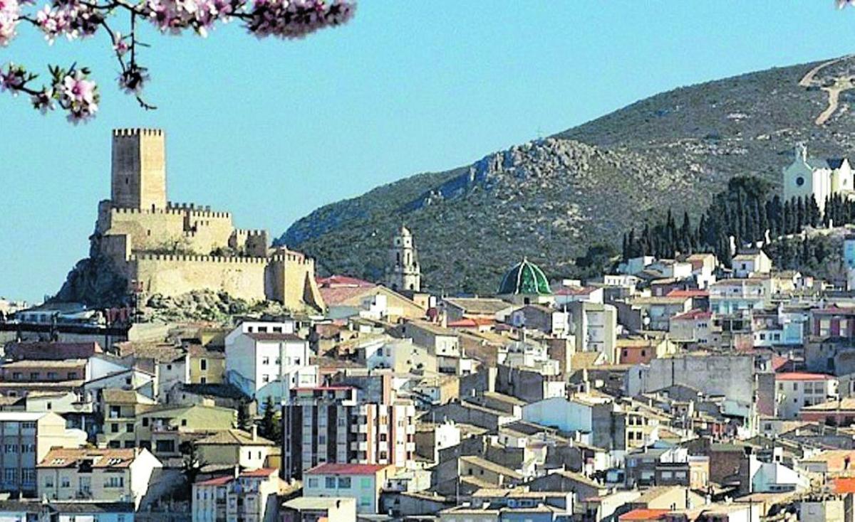 Vista panorámica de la localidad de Banyeres de Mariola, con el castillo de fondo.