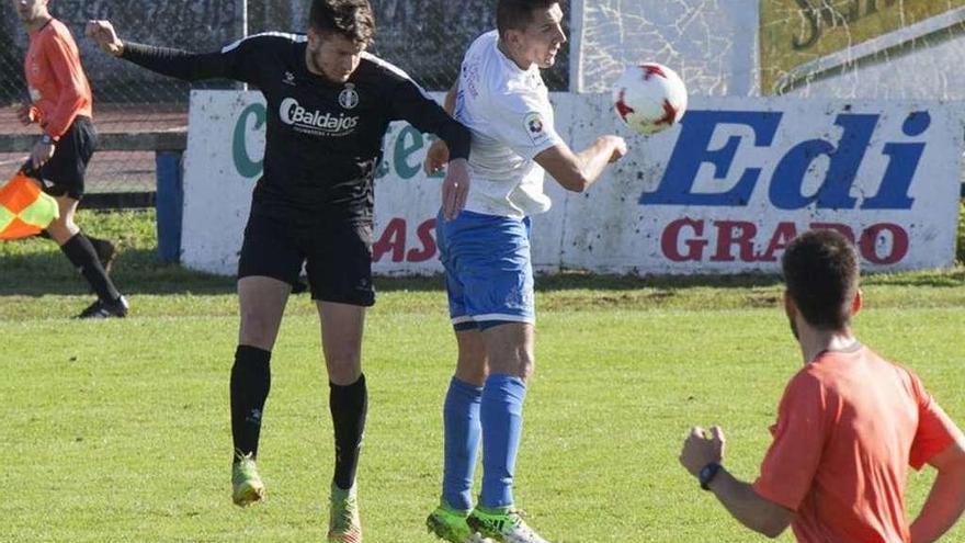 Chus, del Avilés, a la izquierda, disputa el balón con Isra.