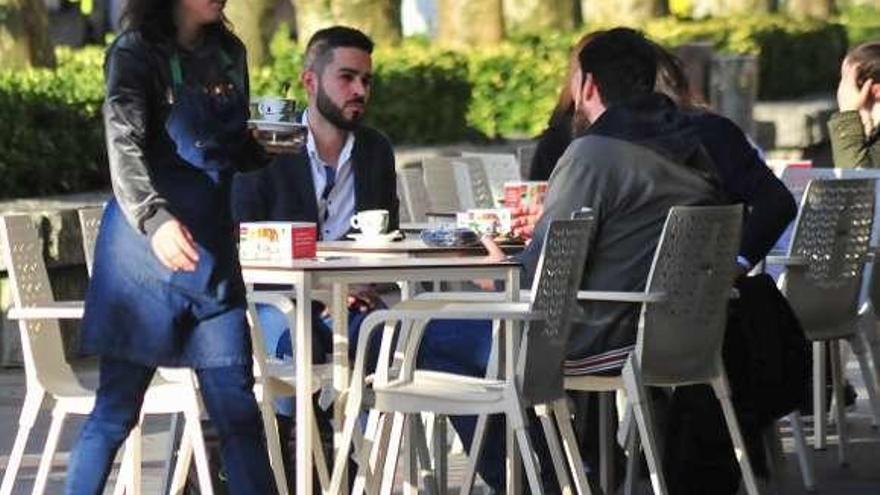 Una camarera en una terraza de Vilagarcía. // Iñaki Abella