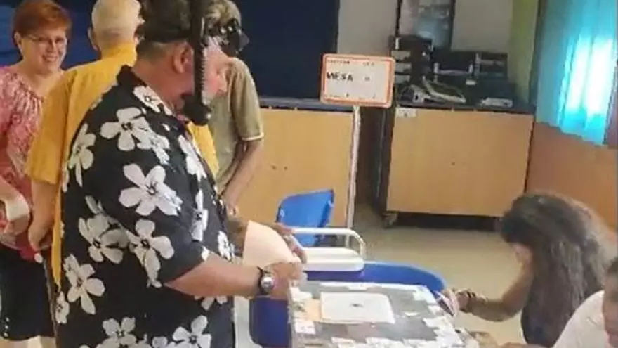 Un 'bañista' vota en las elecciones generales del 23J