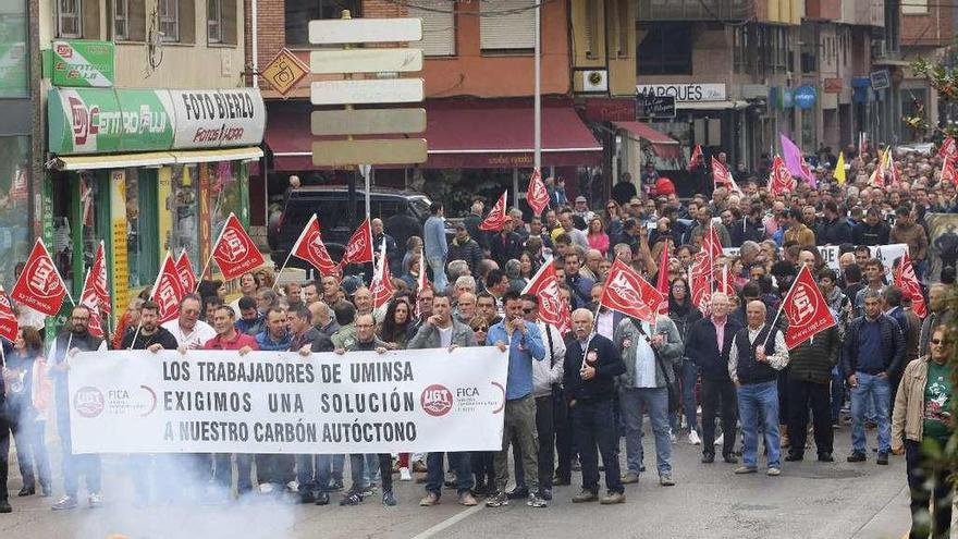 Un momento de la manifestación llevada a cabo ayer en Ponferrada en defensa de la minería.