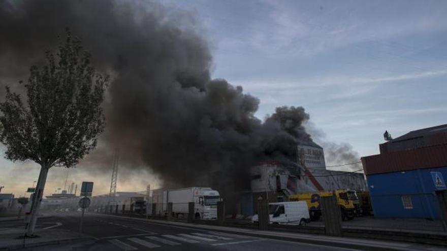 Incendio en la antigua fábrica de hielo de la Rula vieja de Avilés