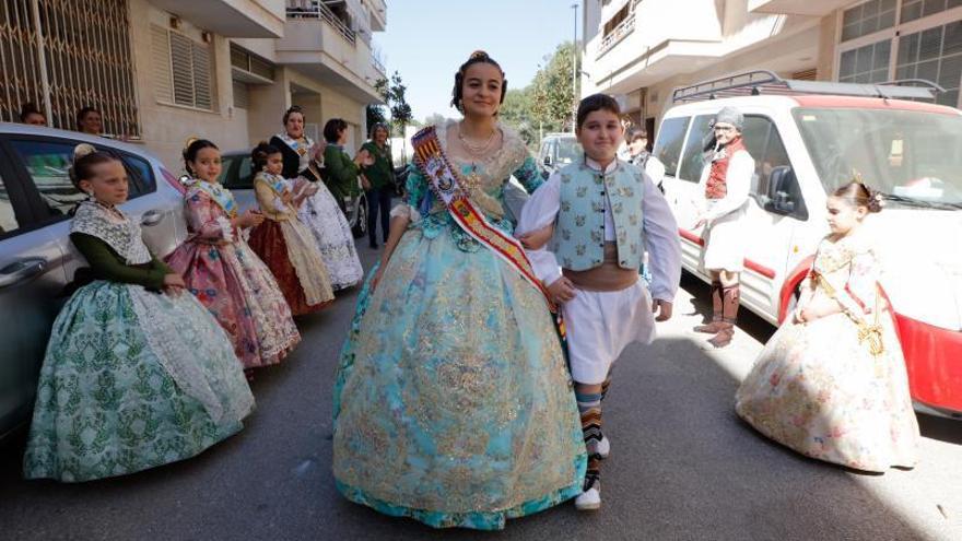 Sara Alcalde con Pablo Márquez, durante el pasacalles.  | J.A. RIERA