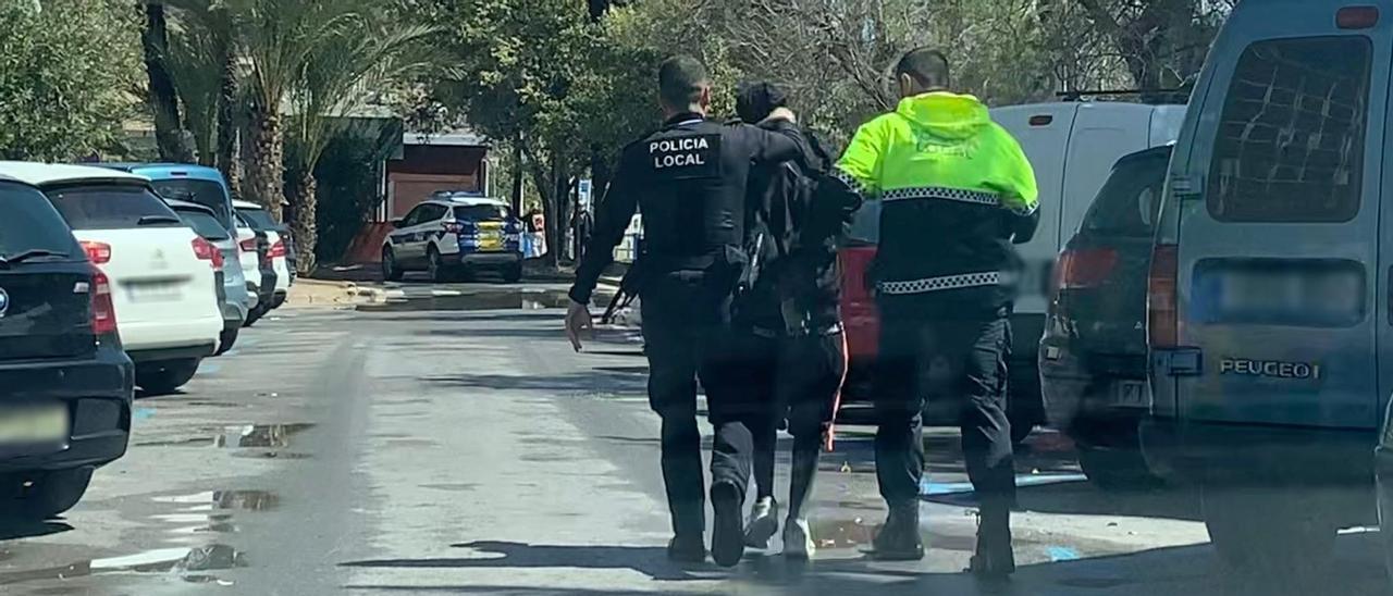 La Policía Local, junto a gorrilla en la playa del Postiguet esta semana