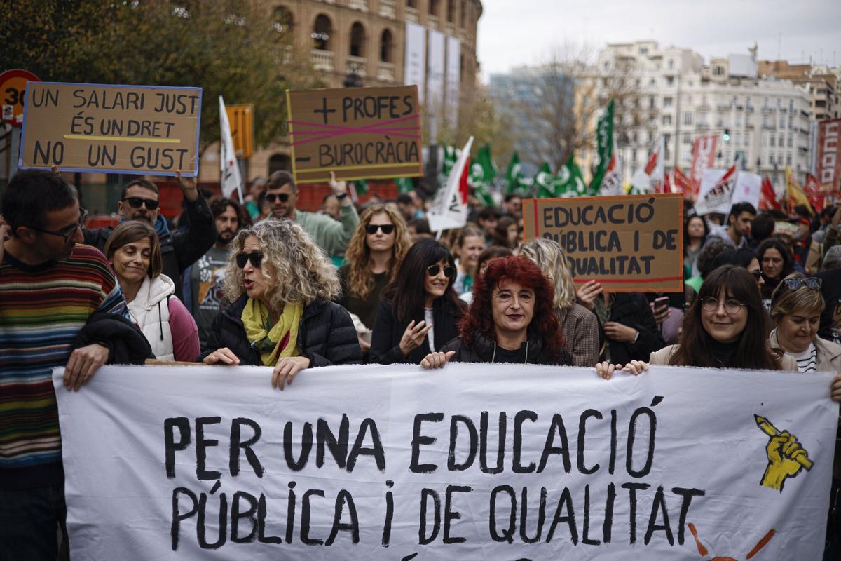 GRAFCVA1178. VALÈNCIA, 11/12/2025.- Huelga general en el sistema educativo público no universitario de la Comunitat Valenciana, convocada por los sindicatos Stepv, CSIF, CCOO y UGT y con el apoyo de la Plataforma en defensa de l'Enseyament Públic, para reclamar condiciones laborales dignas, rebaja de las ratios de alumnado, mejores infraestructuras, eliminación de los recortes de profesorado y potenciación del valenciano, con concentraciones y manifestaciones en las tres provincias. EFE/Biel Aliño