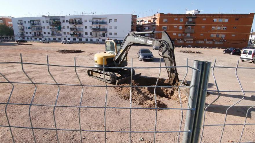 Los vecinos exigen que se adecúe un solar como aparcamiento tras el inicio de las obras en El Arenal