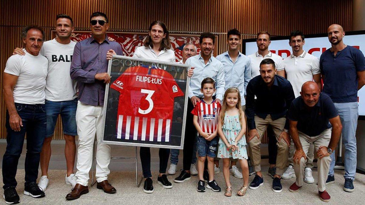 Todo el Atlético arropó a Filipe Luis en su adiós