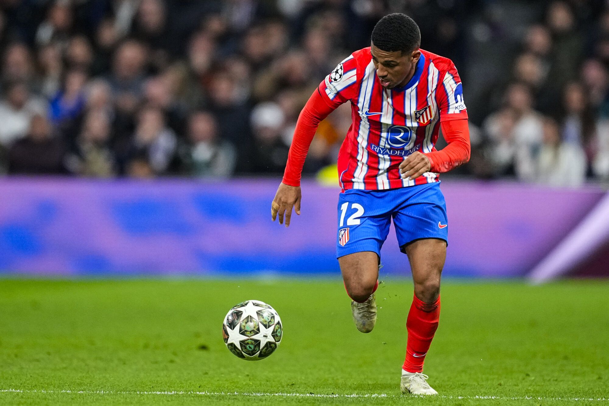 Samuel Lino of Atletico de Madrid in action during the UEFA Champions League 2024/25  League Round of 16 First Leg match between Real Madrid CF and Atletico de Madrid, at Santiago Bernabeu stadium on March 04, 2025, in Madrid, Spain. AFP7 04/03/2025 ONLY FOR USE IN SPAIN. Oscar J. Barroso / AFP7 / Europa Press;2025;SPAIN;SPORT;ZSPORT;SOCCER;ZSOCCER;Real Madrid CF v Atletico de Madrid - UEFA Champions League 2024/25  League Round of 16 First Leg;